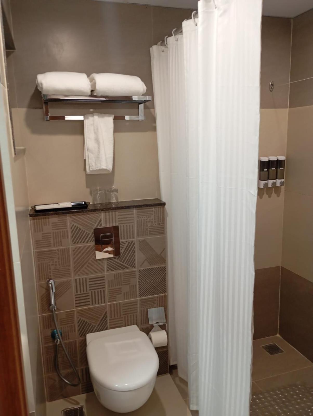 Highland Hotel Bangalore Eksteriør bilde